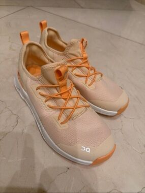 Kids size 2 On Cloud Peach/Coral Lightweight Sneakers